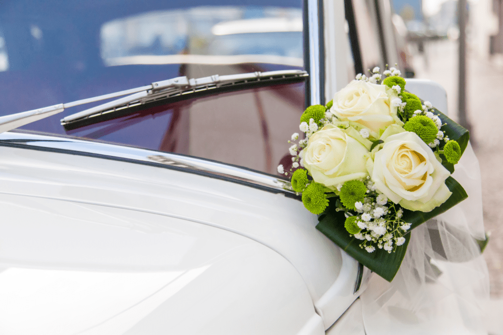 Décoration retroviseur  Fleurs mariage voiture, Deco voiture